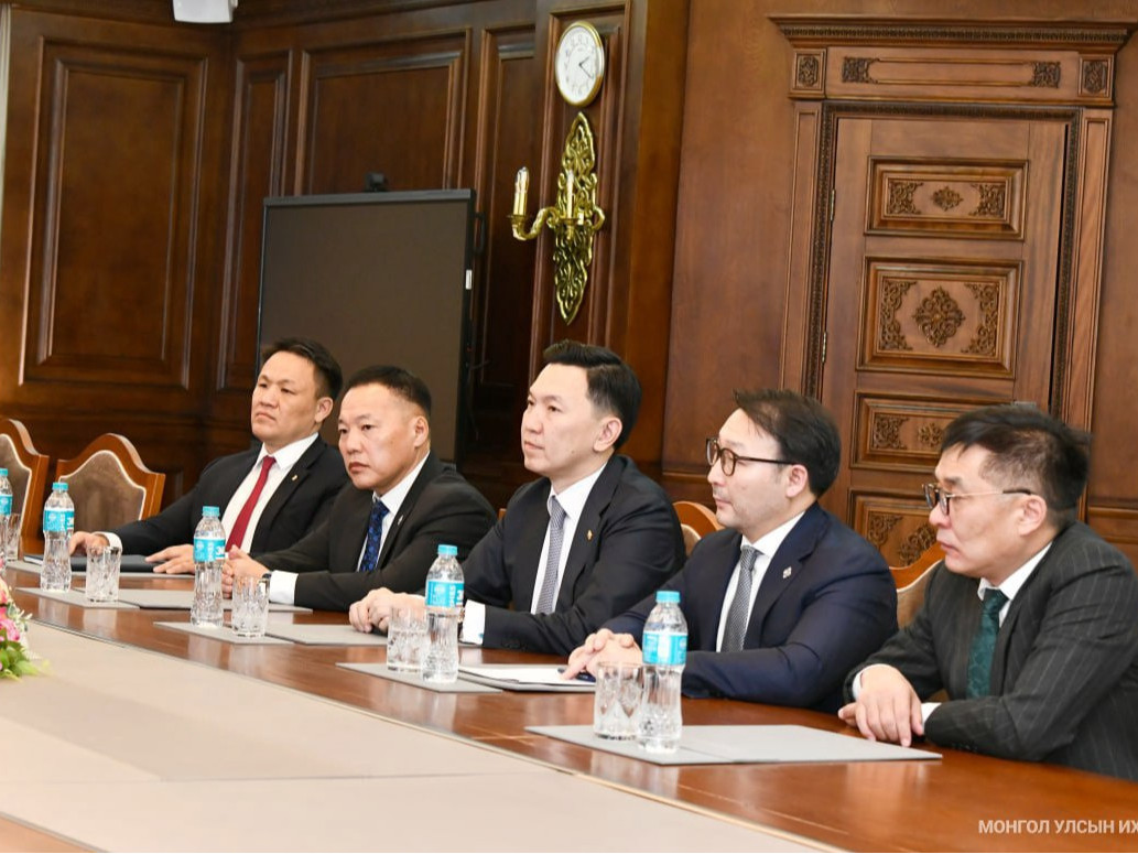Улсын Их Хурлын дарга С.Бямбацогт парламент дахь таван намын удирдлагатай уулзаж, санал солилцлоо