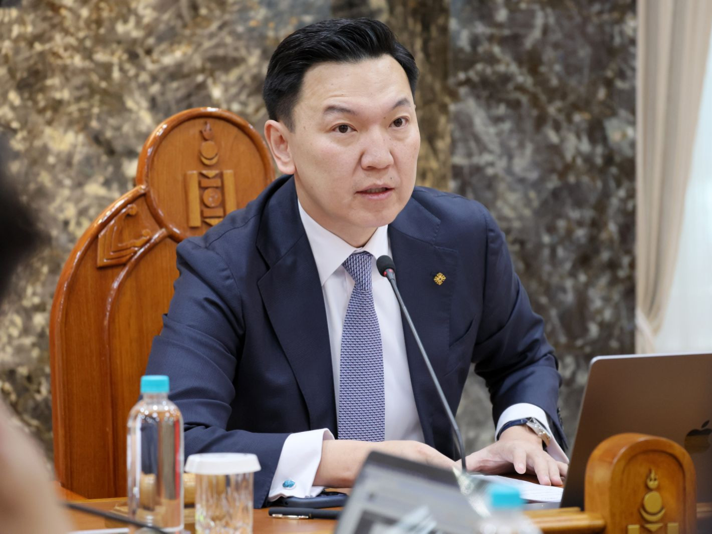 Ерөнхий сайд Н.Учрал эхний шийдвэрээрээ 12100 компанийн дансыг нээлээ