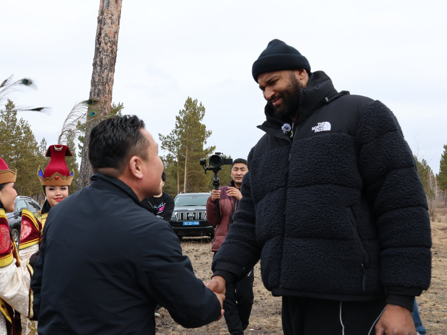 Демаркус Казинс өөрийн нэрэмжит модыг Сэлэнгэ аймгийн Тужийн нарсанд тарьжээ