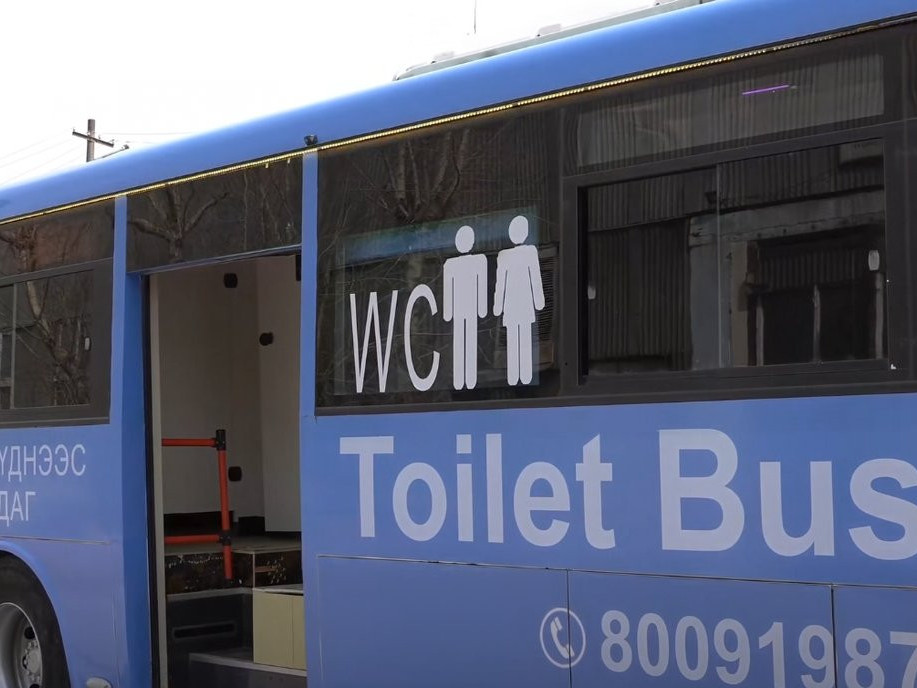 Ашиглалтын хугацаа нь дууссан автобусыг “явуулын бие засах газар” болгожээ 