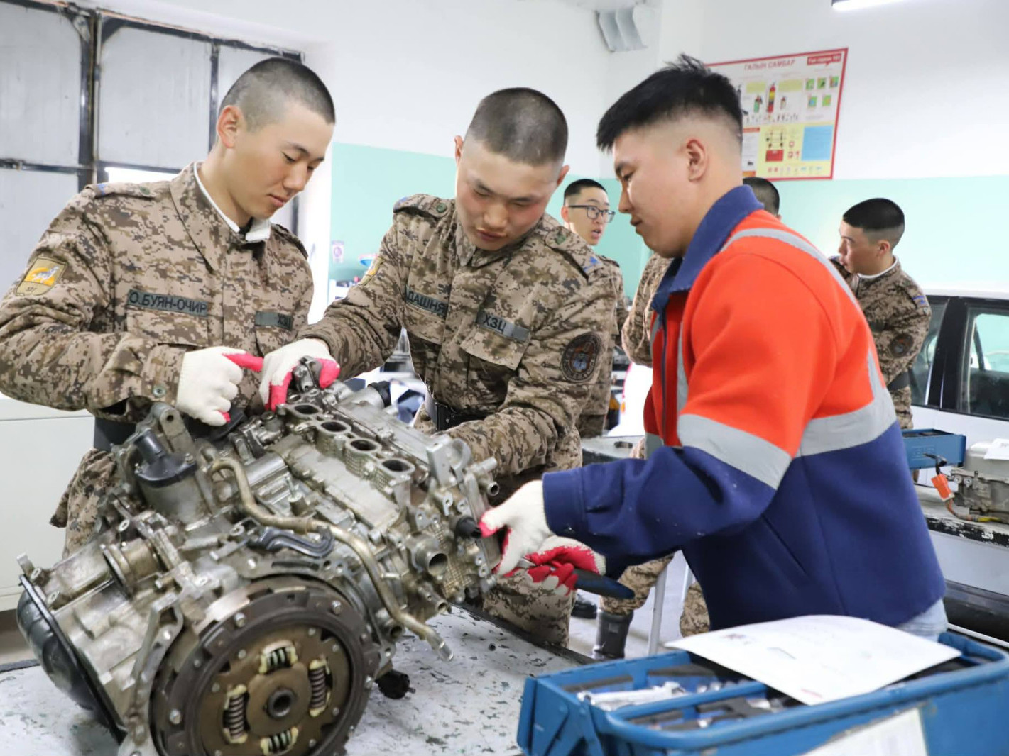 Хугацаат цэргийн албаа хаангаа мэргэжил эзэмшиж байна 