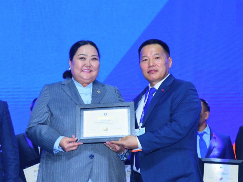 Өвөрхангай аймгийн Ардчилсан намын дарга П.Батчимэг батламжаа гардан авлаа