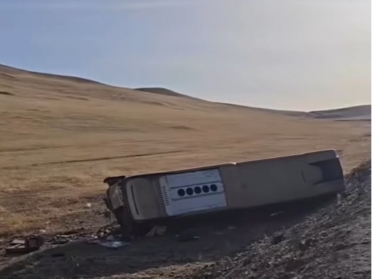 Ослын улмаас гэр бүлийн таван хүн, автобусанд байсан нэг хүн нас баржээ