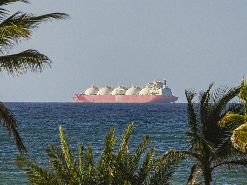 Ормузын хоолойг хаах мэдэгдлийн дараа Ираны дарга "4-5 долларын бензинийг санагалзах болно” гэж ёжилжээ 