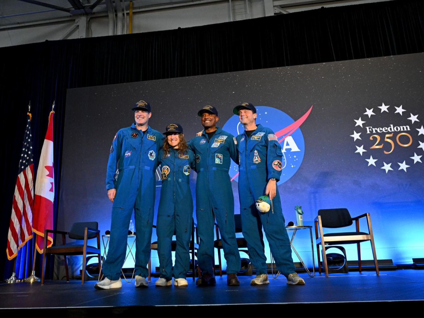 Артемис 2 хөтөлбөрийн сансрын нисэгчид сарыг тойрон аялаад эх дэлхийдээ эсэн мэнд иржээ