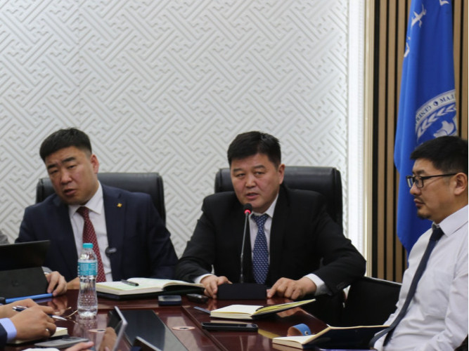 Хөдөө аж, ахуйн сайд Ц.Идэрбатад сайд асан Х.Болорчулуун зөвлөхөөр болж, ажилдаа оржээ