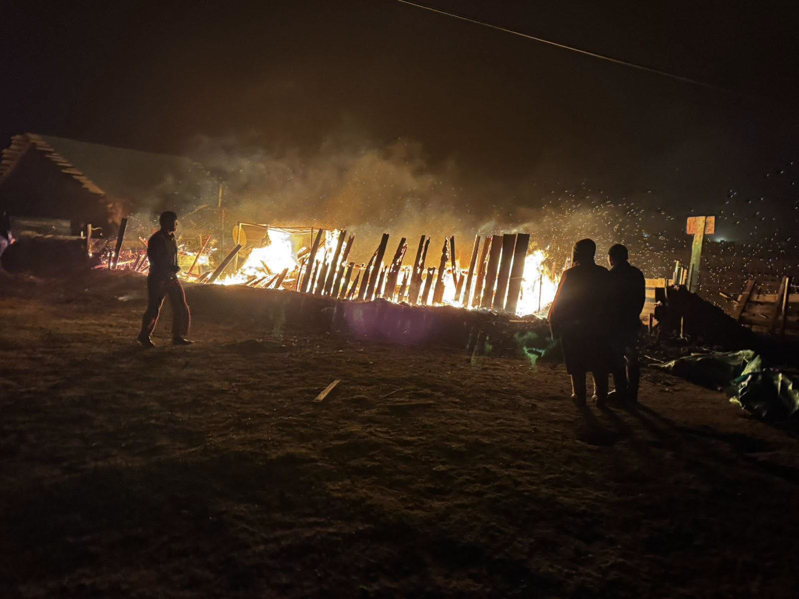 Шатаж байсан гэрээс хоёр иргэнийг гаргаж, амь насыг нь аварчээ