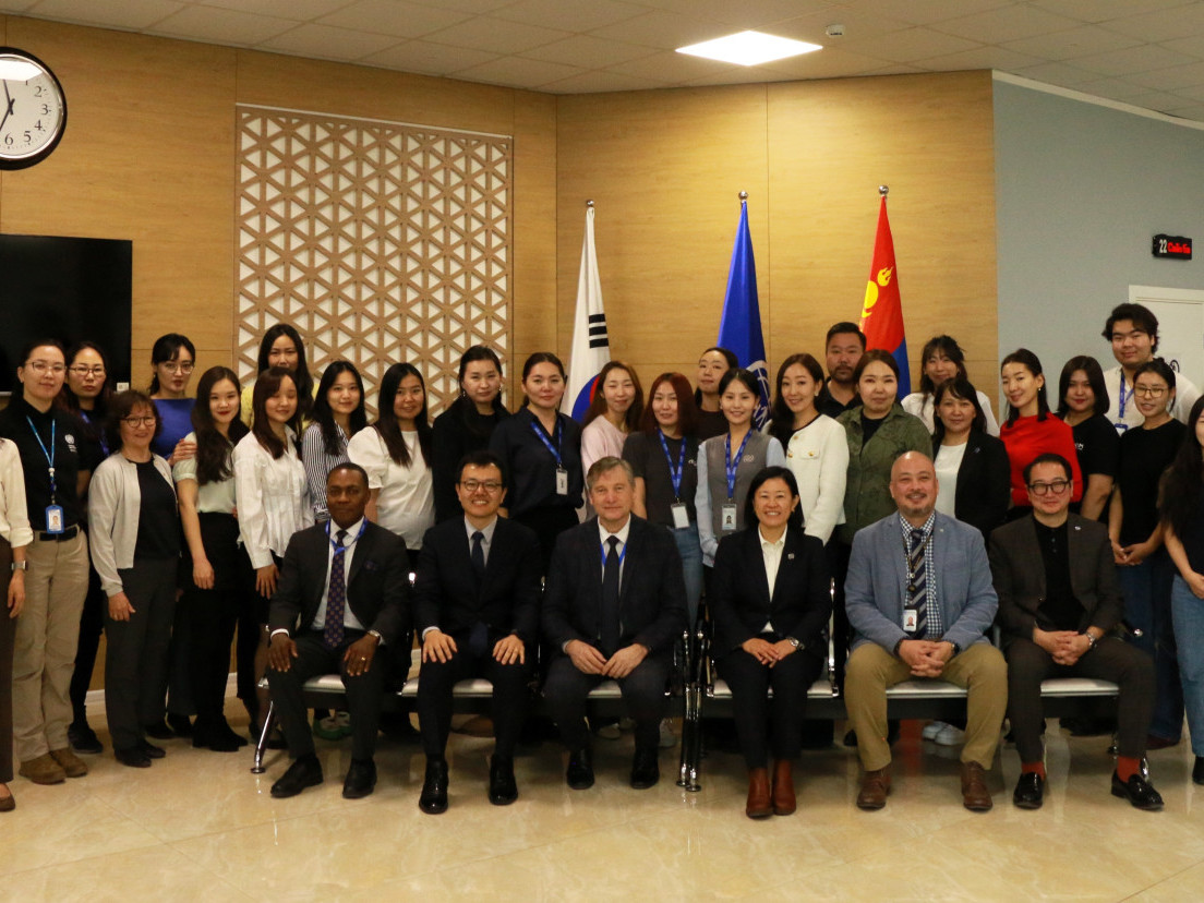 НҮБ-ын Суурин зохицуулагч Яап ван Хиердэн Солонгосын виз мэдүүлгийн төвд зочиллоо