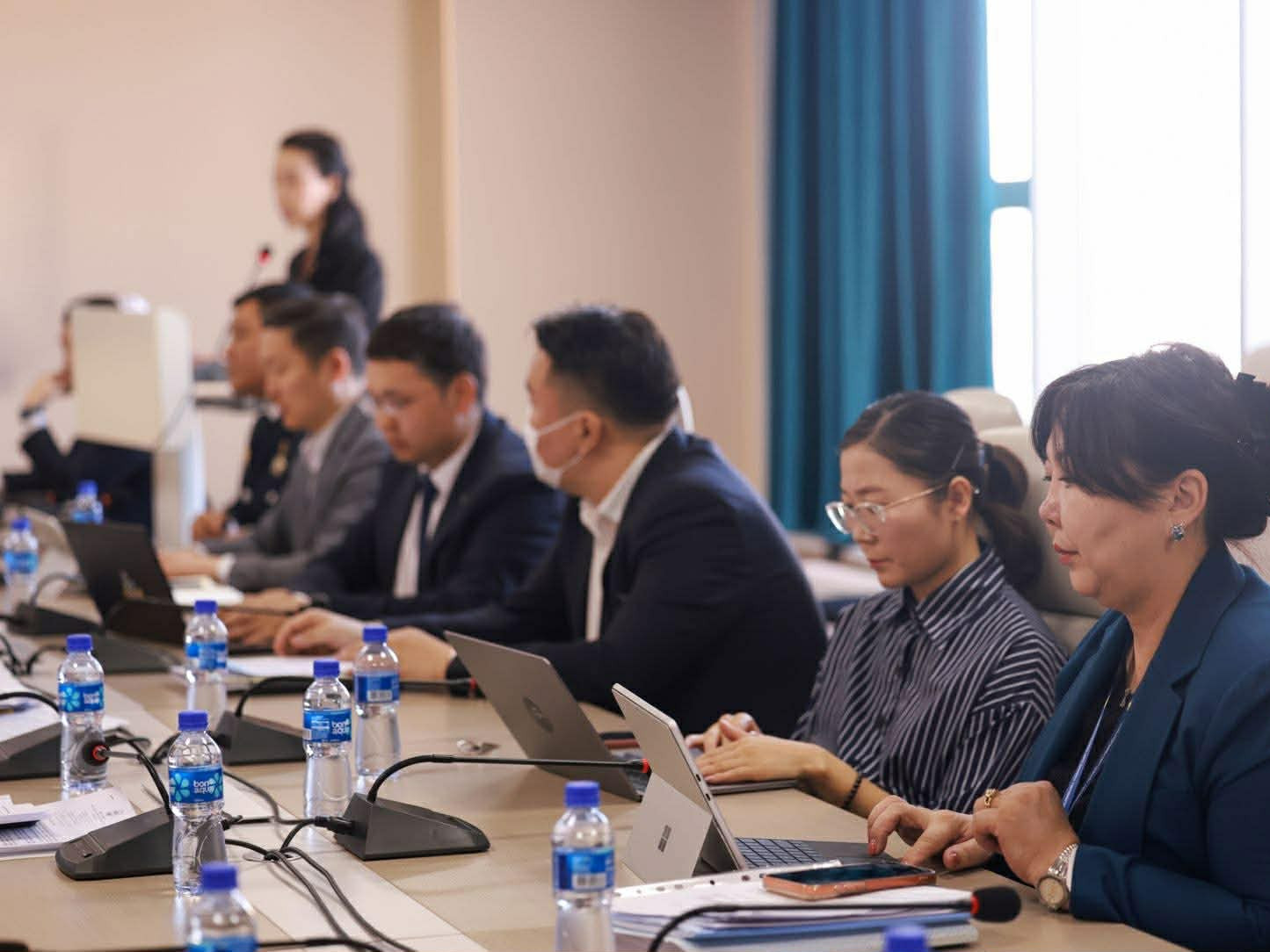 НИТХ-ын засаглал, эрх зүйн хороо хуралдаж найман асуудал хэлэлцлээ