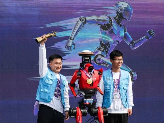 Хятадын хүн дүрст робот хагас марафонд оролцохдоо хүнээс хурдан гүйж, дээд амжилт тогтоолоо