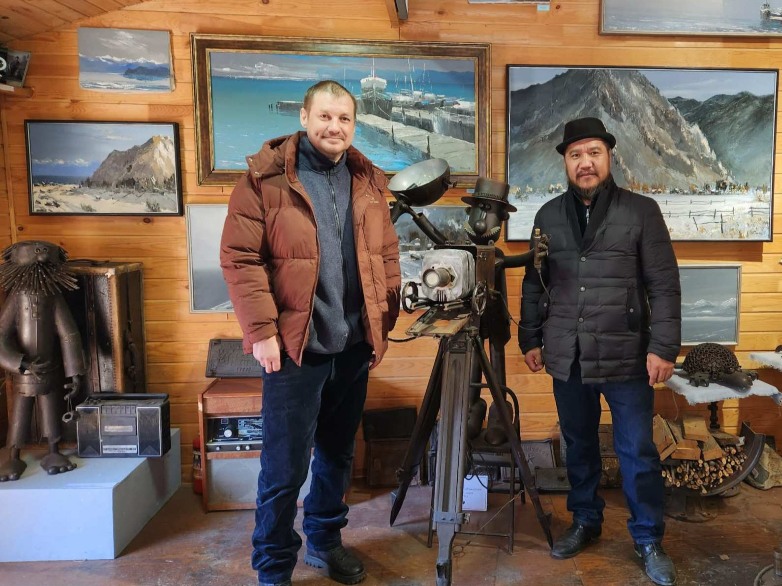 Эрхүүгийн зураачид Монголыг дүрслэн зурсан уран зургийн үзэсгэлэн нээлтээ хийлээ