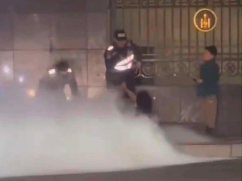 Согтууруулах ундаа хэрэглэсэн иргэн өөр дээрээ шингэн зүйл асган шатаах гэж байсныг яаралтай зогсоожээ