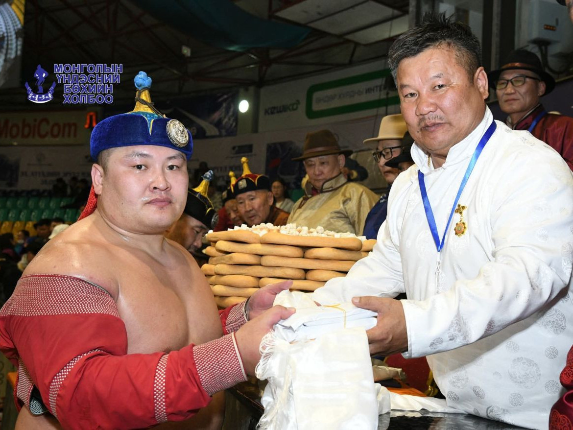 Баянчандмань сумын 90 жилийн ойн барилдаан Улсын харцага Э.Ууганбаяр түрүүлж, Улсын заан Д.Хүдэрбулга үзүүрлэлээ  