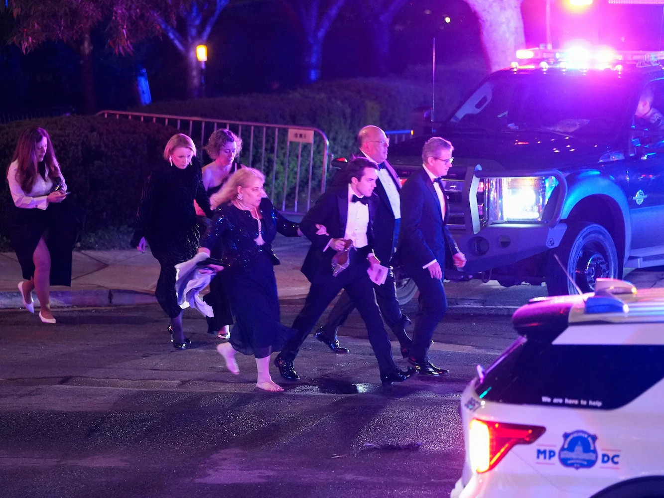 ВИДЕО: Оройн зоогийн үеэр буудлага үйлдсэн сэжигтэн амиа алдаж, Д.Трампыг нүүлгэн шилжүүлжээ