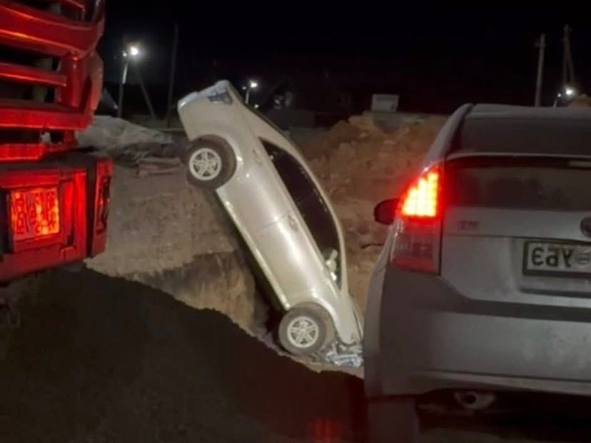 Эрдэнэт хотод баригдаж буй далангийн хажуу руу автомашин унажээ 