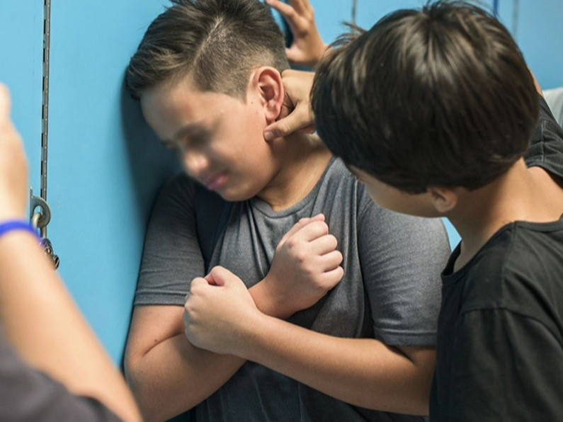 Сингапурын сургуулиудад дээрэлхэлтийн эсрэг "саваадах" шийтгэл ашиглаж эхэлжээ