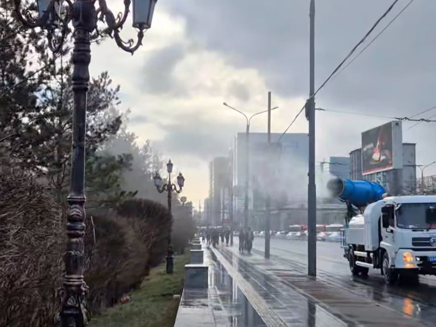 Нийслэлийн моднуудын утаа тортгийг агротехнологийн дагуу угааж байна