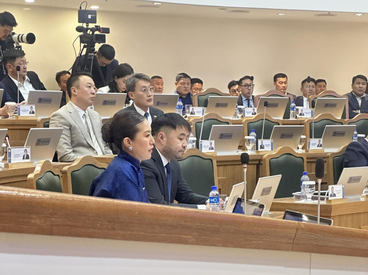 48 цаг саатуулагдаад өнөөдөр өглөө суллагдсан Б.Сэргэлэнбаатар НИТХ-ын хуралдаанд оролцож байна