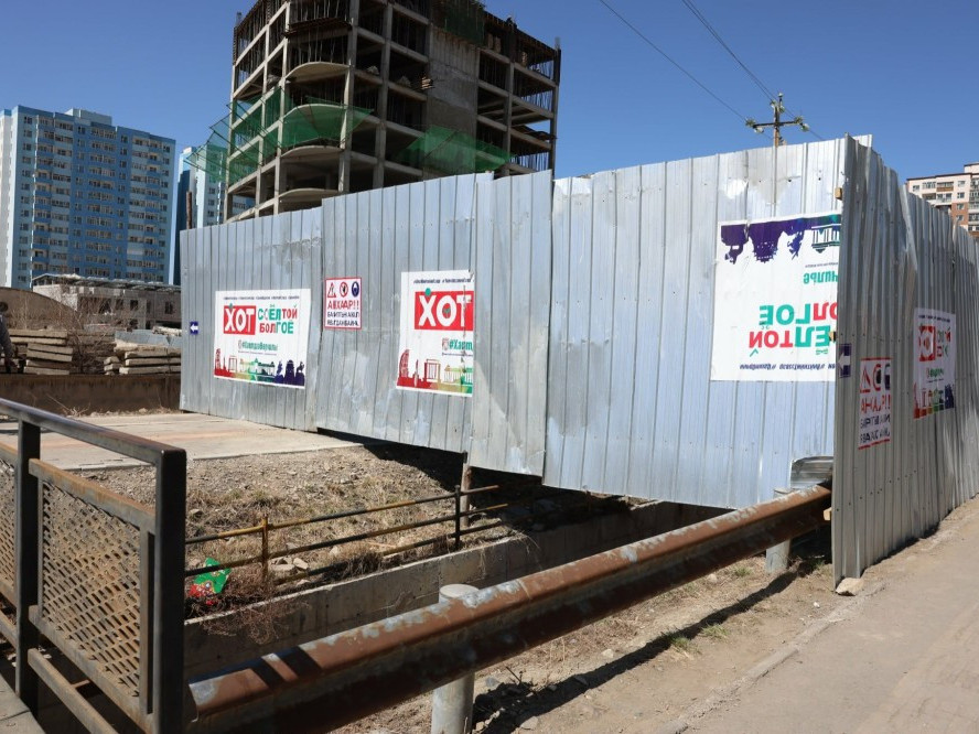 Явган хүний зам хааж, нийтийн эзэмшлийн талбайг хашаалсан зөрчлийг 14 хоногт арилгуулах мэдэгдэл хүргүүллээ