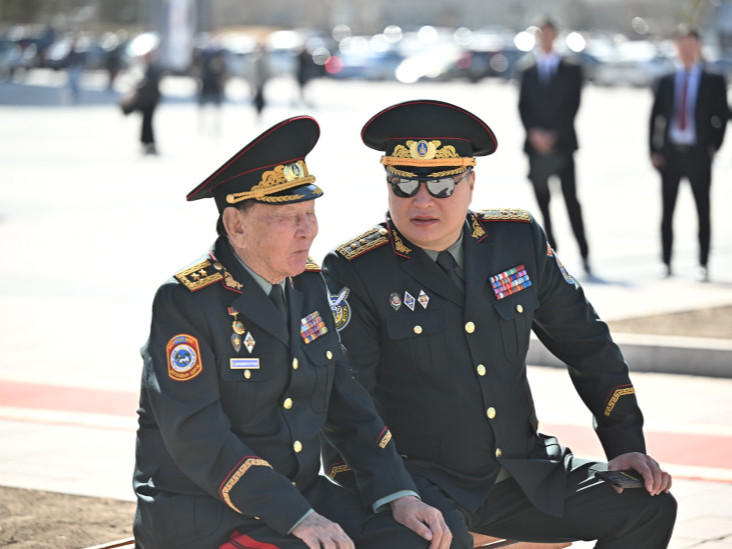 “Монгол генералын өдөр”-ийг тохиолдуулан Д.Сүхбаатарын хөшөөнд цэцэг өргөлөө