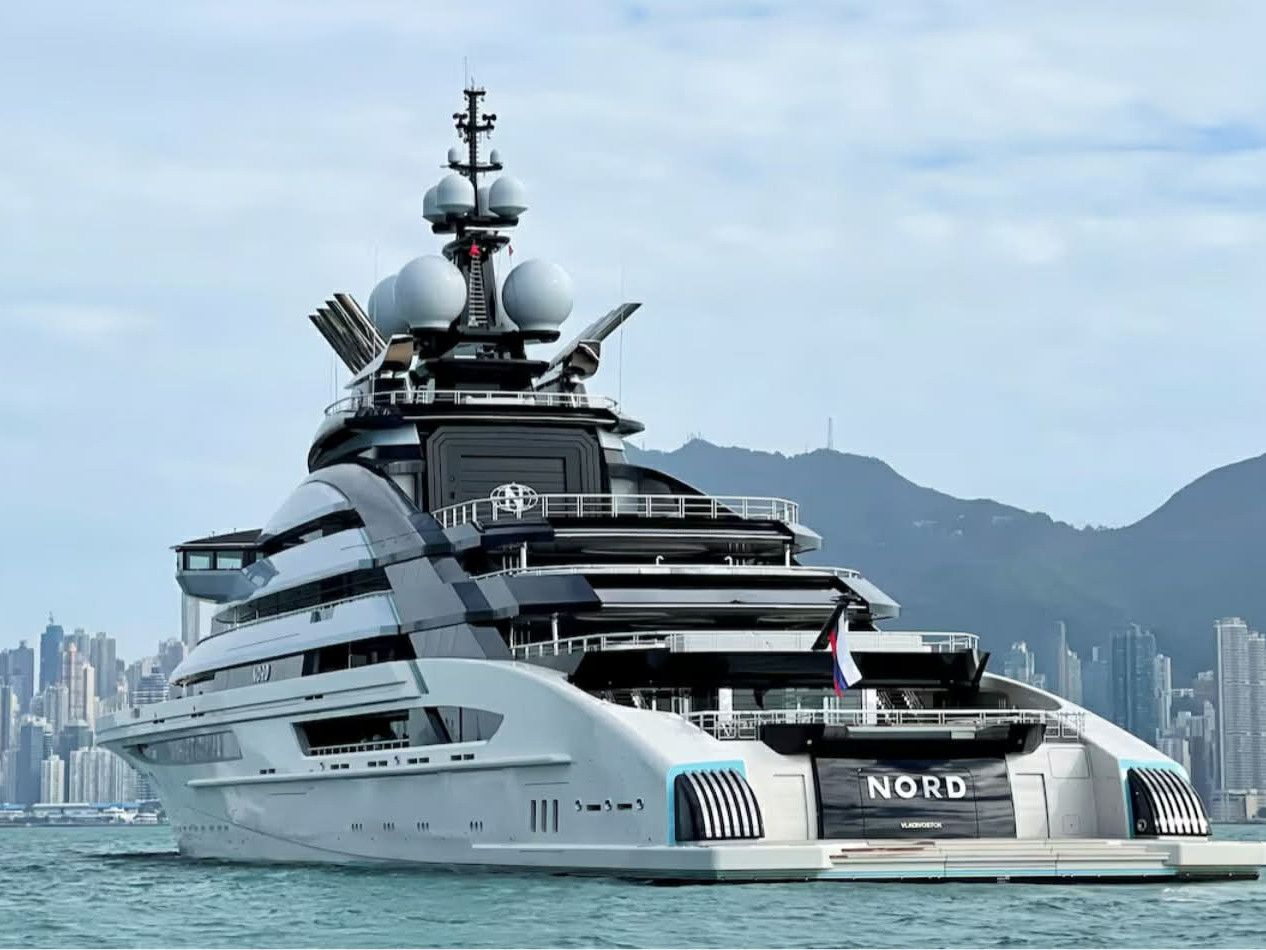 Оросын тэрбумтан Алексей Мордашовтой холбоотой тансаг хөлөг онгоц Ормузын хоолойг гатлав