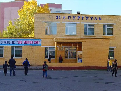 Ерөнхий боловсролын 31 дүгээр сургуулийн 10 дугаар ангийн сурагчид гудамжинд ухаан алдсан охинд анхны тусламж үзүүлж, эмнэлэгт хүргэн өгчээ