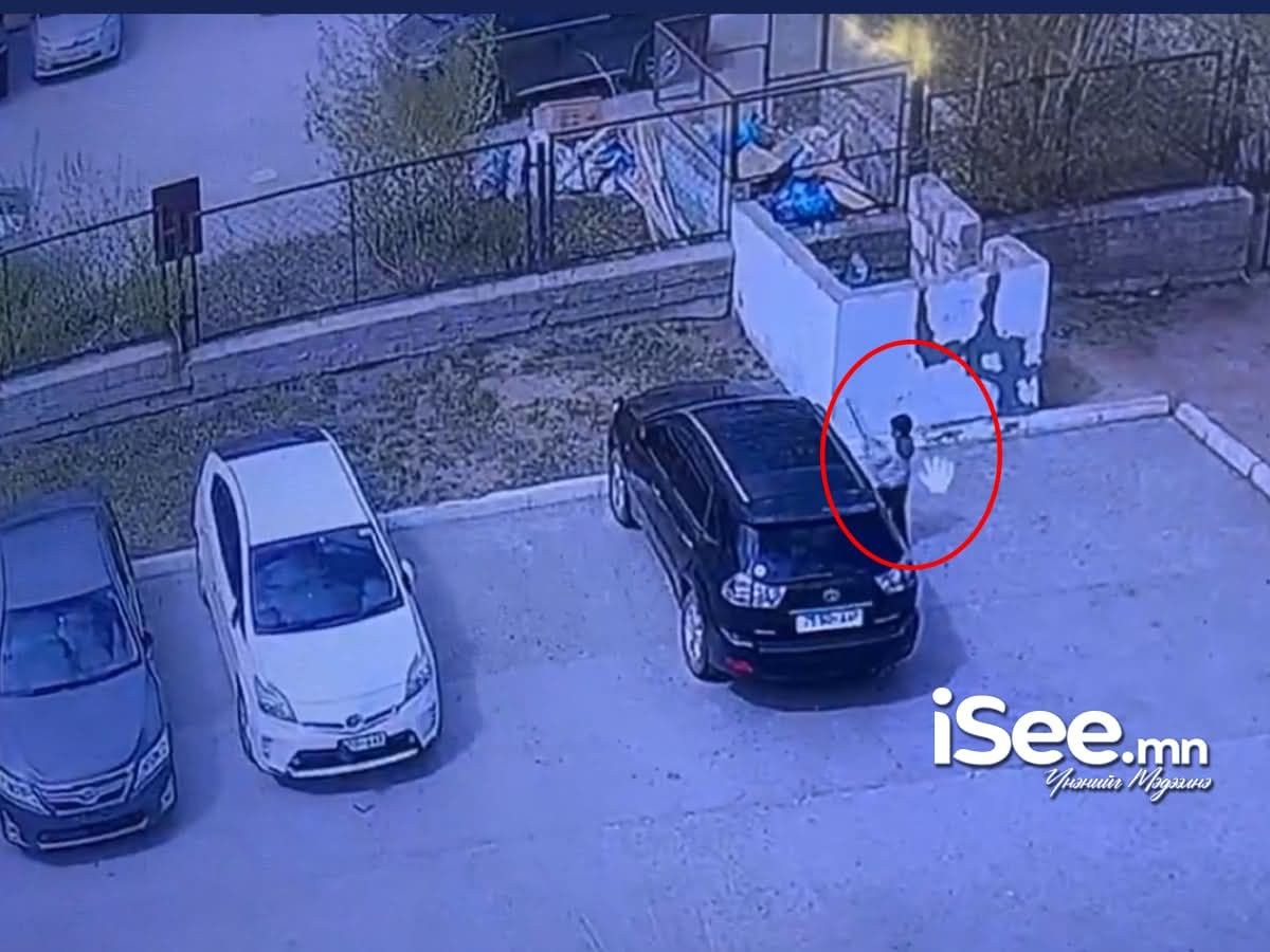 ВИДЕО: Бага насны хүүхэд бусдын автомашиныг эвдэж буй бичлэг цахим сүлжээнд нийтлэгдэв 