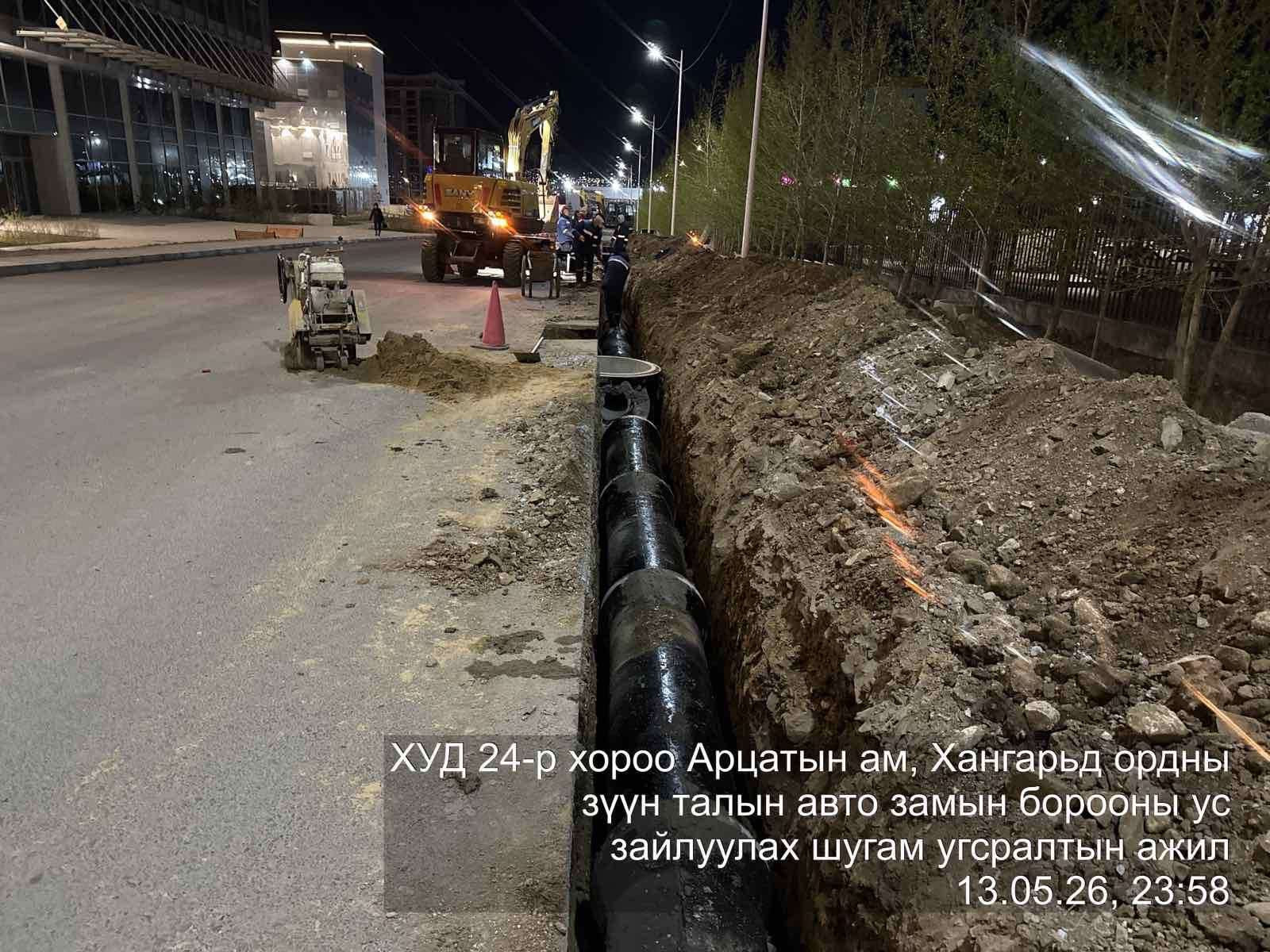 Хангарди ордны зүүн талд борооны ус зайлуулах шугам угсарч байна