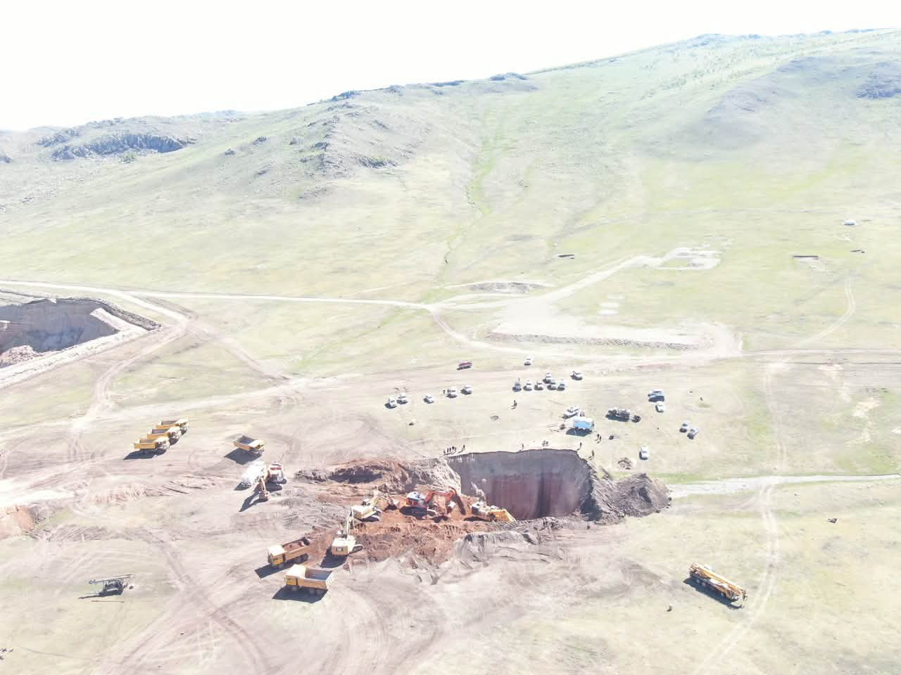 Заамарт 30 метрийн гүн өрөмдлөгийн нүхэнд унасан хүүхдийг цооногийн зэргэлдээ 32 метр орчим нүх ухаад байна