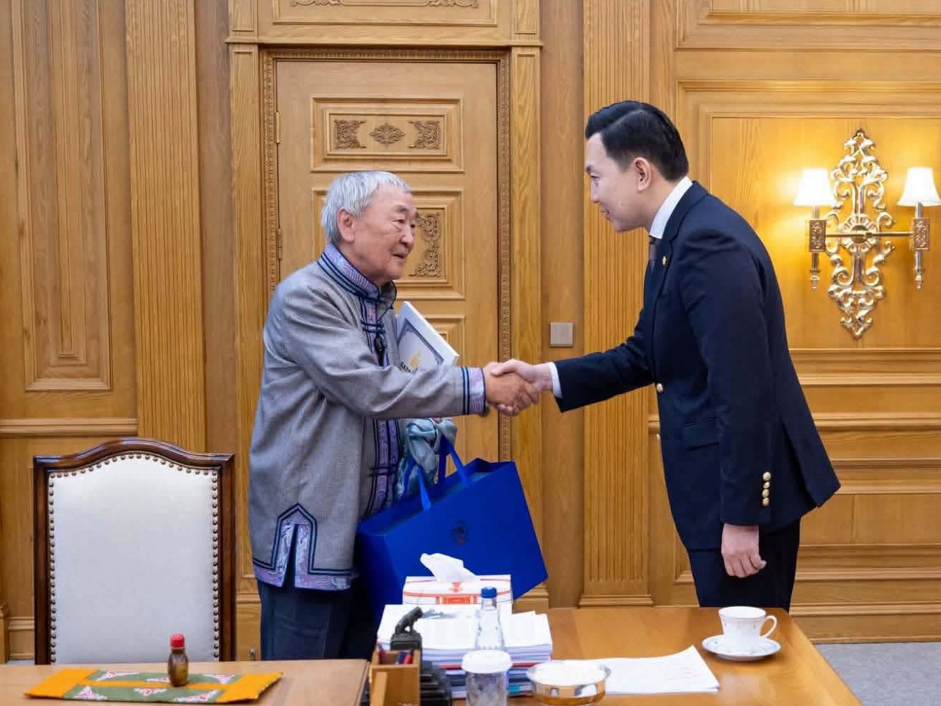 Ерөнхий сайд Н.Учрал С.Шаарийбууд гурван өрөө байр бэлэглэжээ