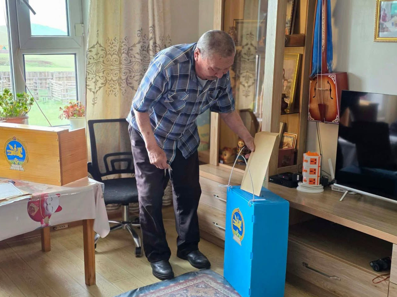 ИТХ-ын нөхөн сонгуулиар зөөврийн битүүмжилсэн саналын хайрцгаар санал авах ажиллагаа 20:00 цаг хүртэл үргэлжилнэ