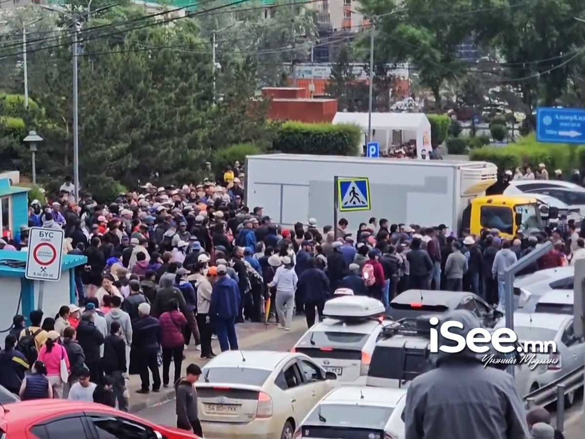 Жуковын талбай дээрх нөөцийн махны өргөтгөсөн худалдаанаас иргэд мах авахаар олон цаг дугаарлаж байна