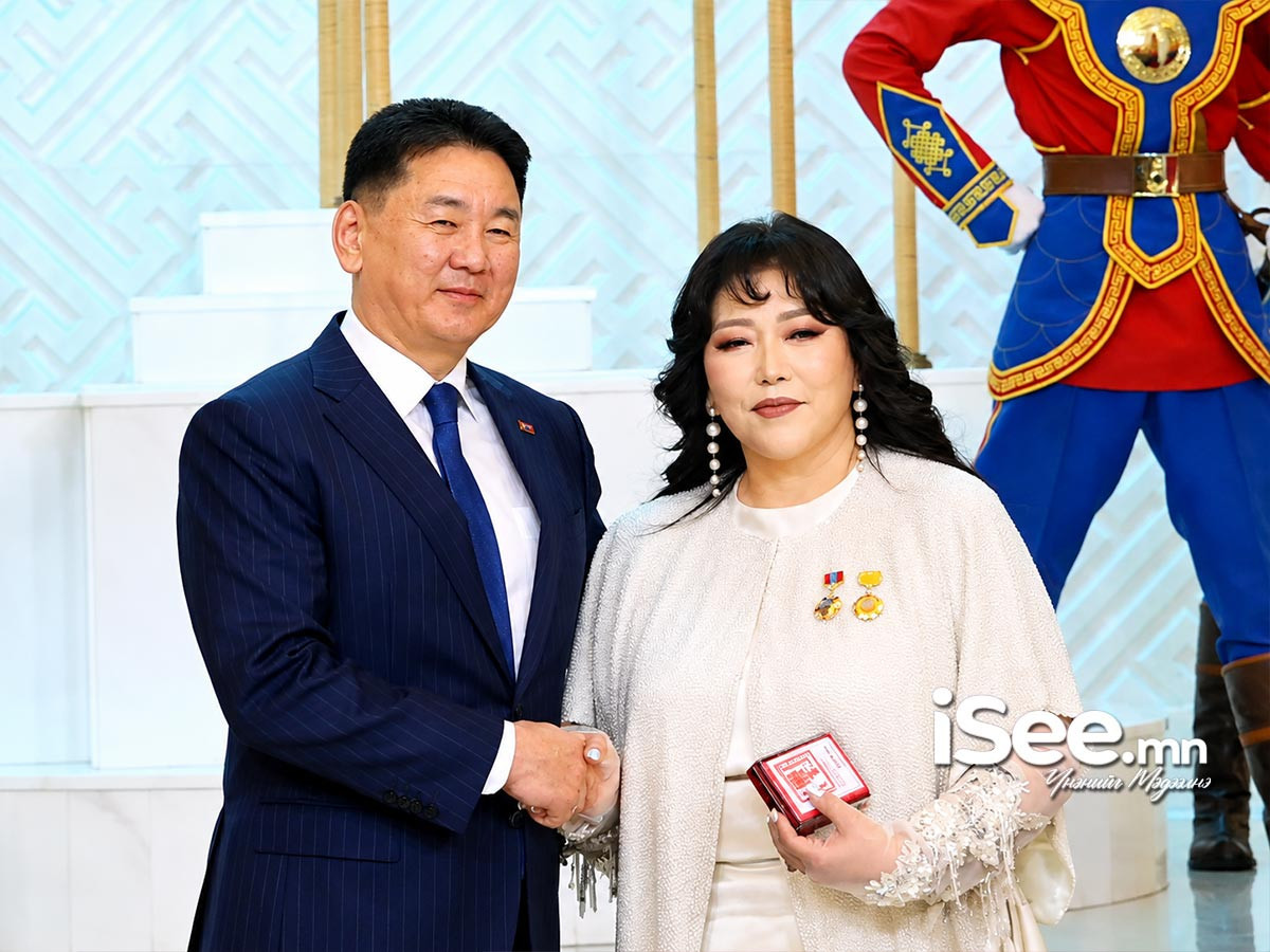 Үндэсний их баяр наадмыг тохиолдуулан Монгол Улсын Ерөнхийлөгч У.Хүрэлсүх төрийн дээд цол, одон, медаль гардуулж байна