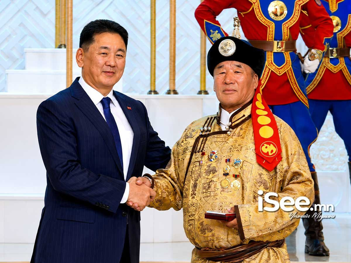 Ерөнхийлөгч У.Хүрэлсүх Үндэсний их баяр наадмыг тохиолдуулан төрийн дээд цол, одон, медаль гардуулж байна