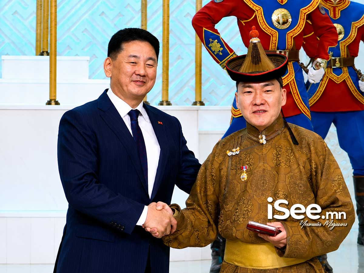 Ерөнхийлөгч У.Хүрэлсүх Үндэсний их баяр наадмыг тохиолдуулан төрийн дээд цол, одон, медаль гардуулж байна