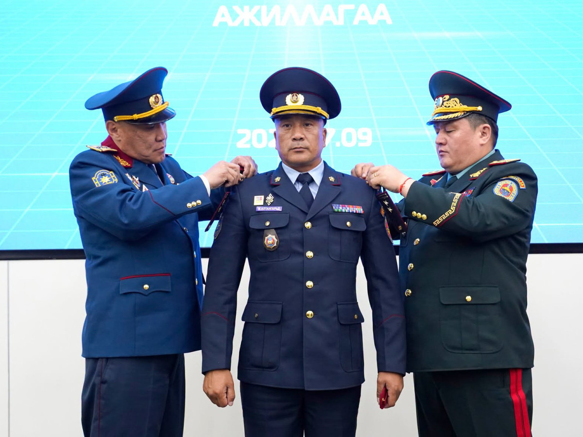 Цэргийн ээлжит цол олгож, шагнал гардууллаа