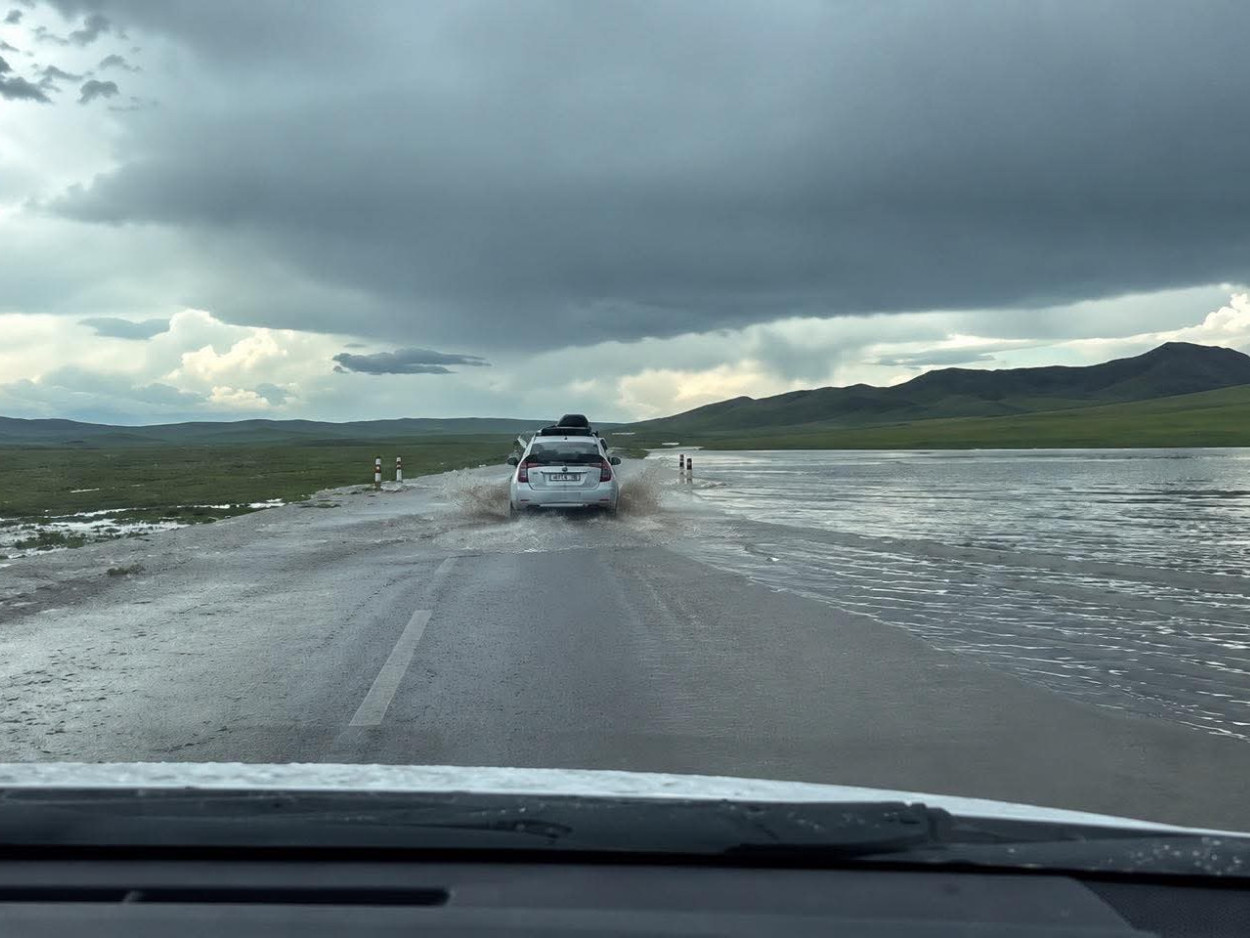 ВИДЕО: Улаанбаатараас Лүн сум чиглэлийн автозамын 57 дахь км орчимд үерийн ус зам давжээ 
