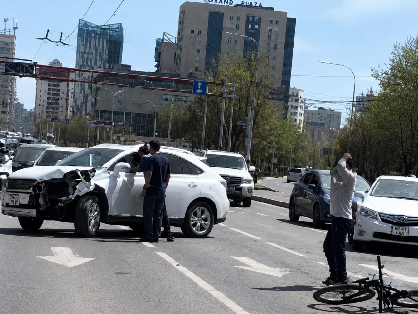 ВИДЕО: Согтуугаар "Lexus RX450" жолоодож, дөрвөн автомашин мөргөсний улмаас хоёр иргэн гэмтжээ