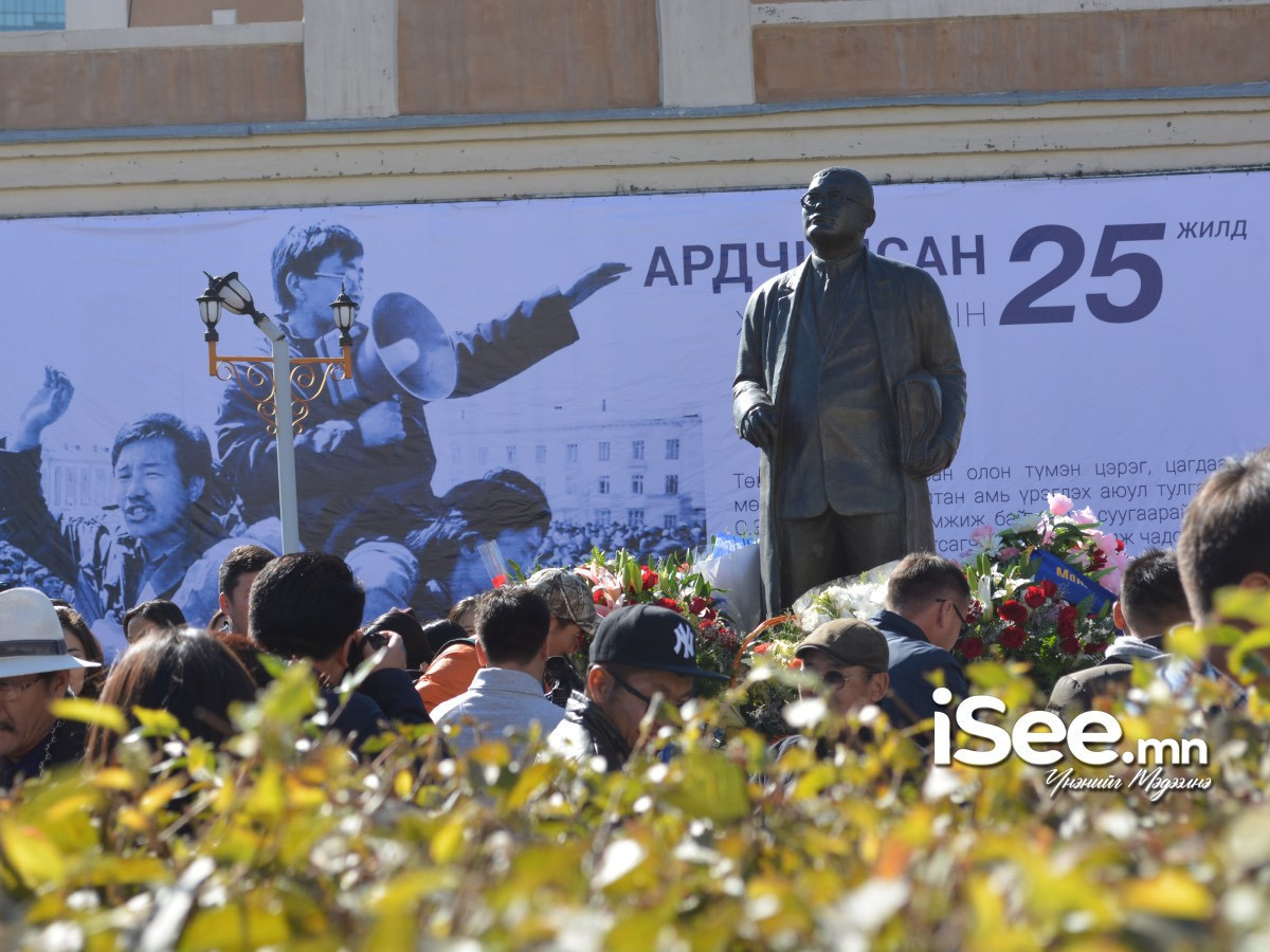 С.Зориг агсны хөшөөг нүүлгэх зөвшөөрөл олгосон СБД-ийн Засаг даргын цалинг гурван сар 20 хувиар хасжээ