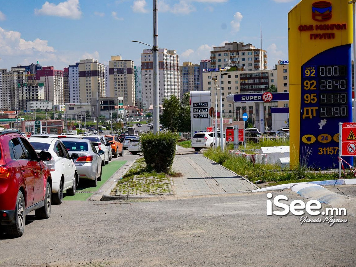СУРВАЛЖИЛГА: Тэгш, сондгойгоор шатахуун олгож эхэлсэн ч дараалал багассангүй, түгээгч нар дугаар харгалзалгүй үйлчилж байна