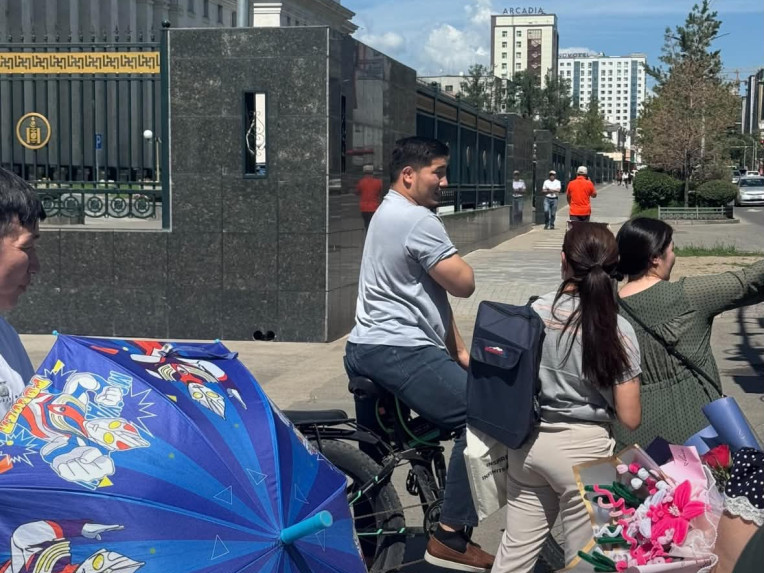 Сөрөг мэдээлэл удаа дараа цацагдсан ч Б.Орхонбаярыг иргэд дэмжиж буйг цахим орчин дахь сэтгэгдэл харууллаа