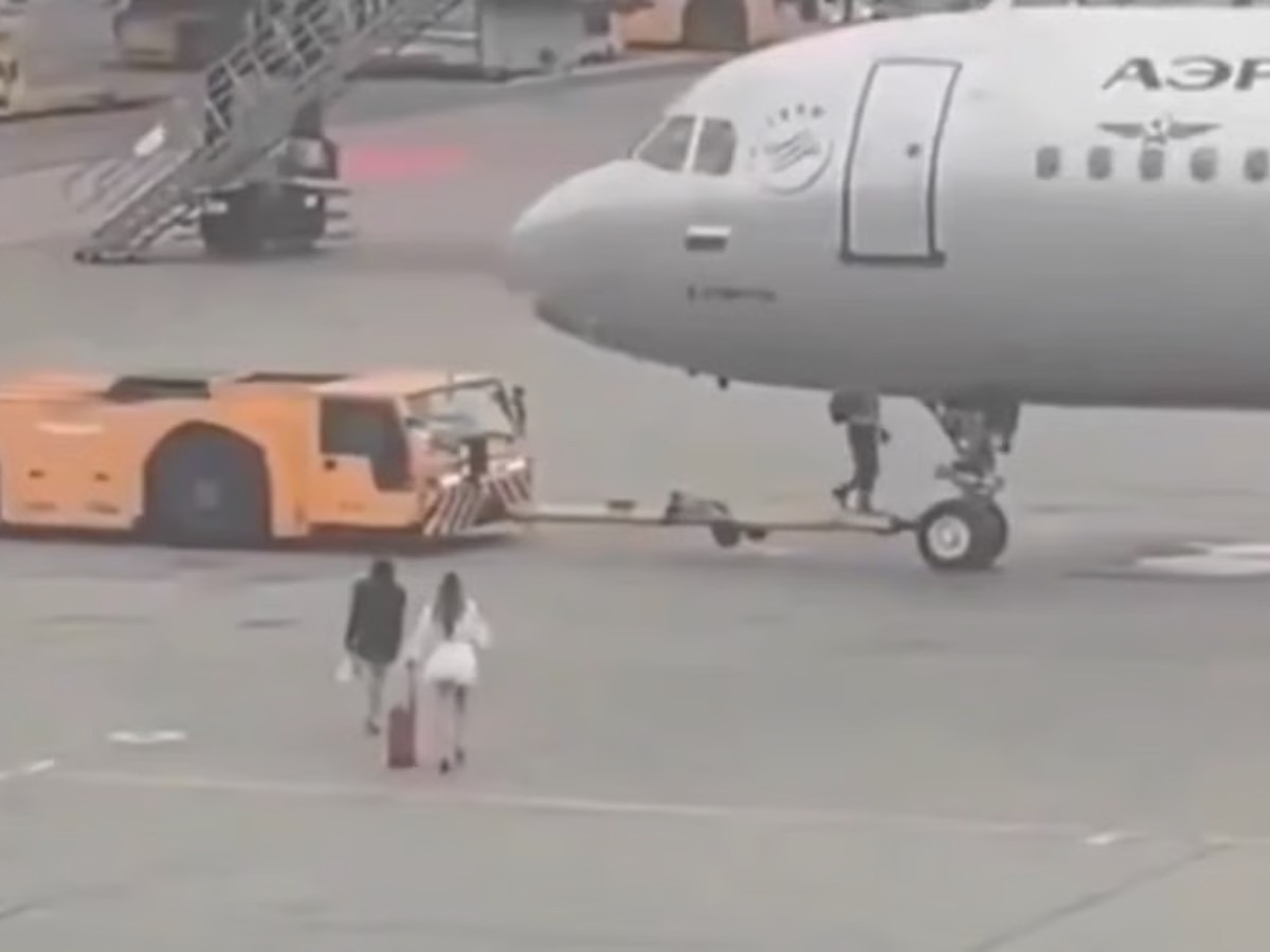 ВИДЕО: Нисэх гэж буй онгоцонд шууд суухыг оролдсон Орос эмэгтэйчүүдийн бичлэг дэлхий нийтийн анхааралд оров