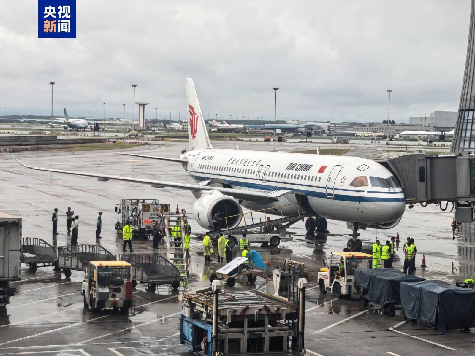 Хятадын дотооддоо үйлдвэрлэсэн C919 онгоц анхны олон улсын нислэгээ хийж, Улаанбаатарт газарджээ