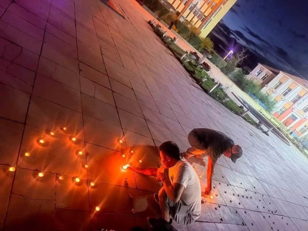 Ховд аймгийн төв талбайд иргэд 10 настай охины гэгээн дурсгалд зориулан зул өргөжээ