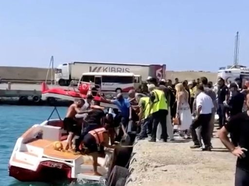 ВИДЕО: Туркийн Мерсин хотыг чиглэн зорчиж байсан хөлөг онгоц осолдсоны улмаас найман хүн амь үрэгдэж, 18 хүн сураггүй болжээ