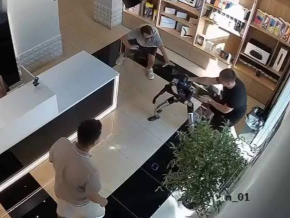 ВИДЕО: Хүн дүрст робот үйлчлүүлэгчтэй “зодолдох” шахсан бичлэг олон нийтийн сүлжээнд нийтлэгджээ