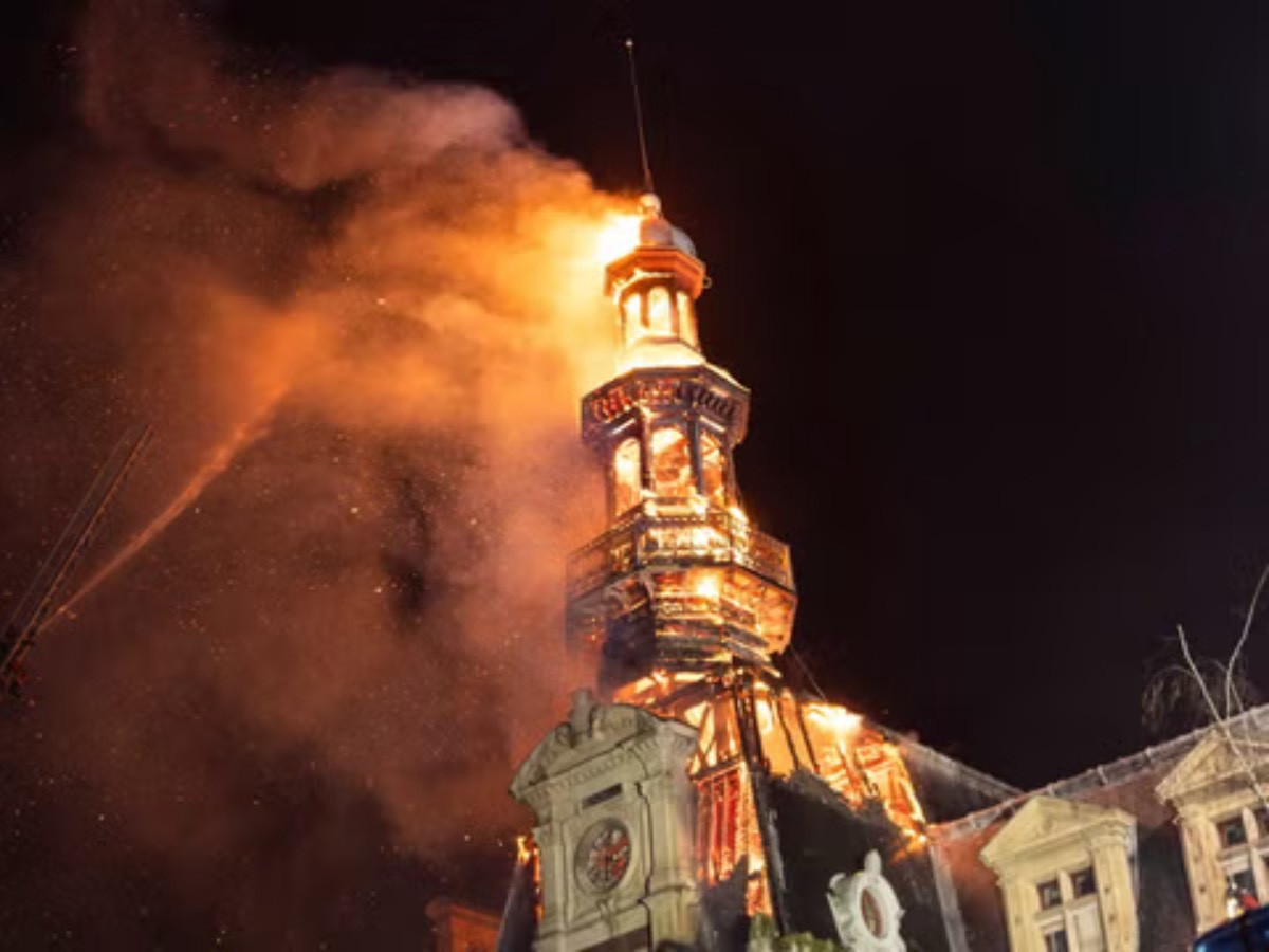 ВИДЕО: Францын Лимож хотын 143 жилийн түүхтэй захиргааны байр галд шатаж, ихэнх хэсэг нь сүйджээ