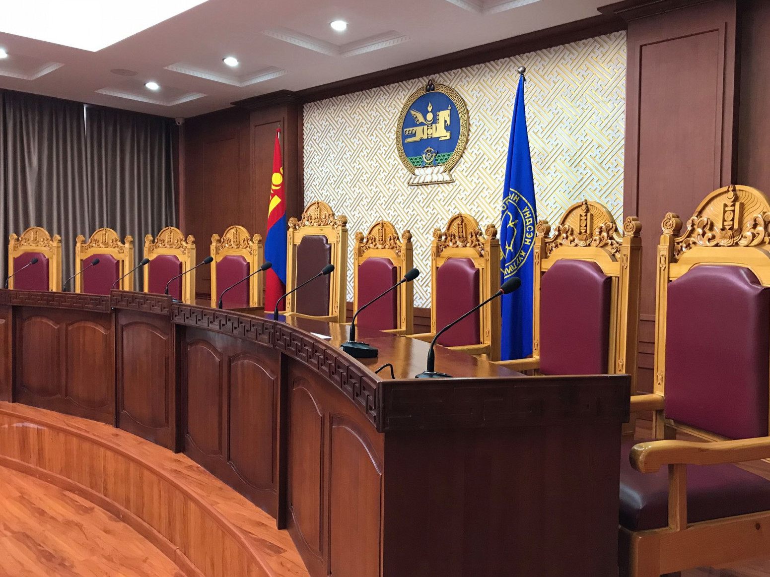 Албан тушаал эрхэлж буй иргэдийг ялгаварлан гадуурхаж, тэгш бус байдал үүсгэж буй учир Үндсэн хуулийн цэцэд ханджээ