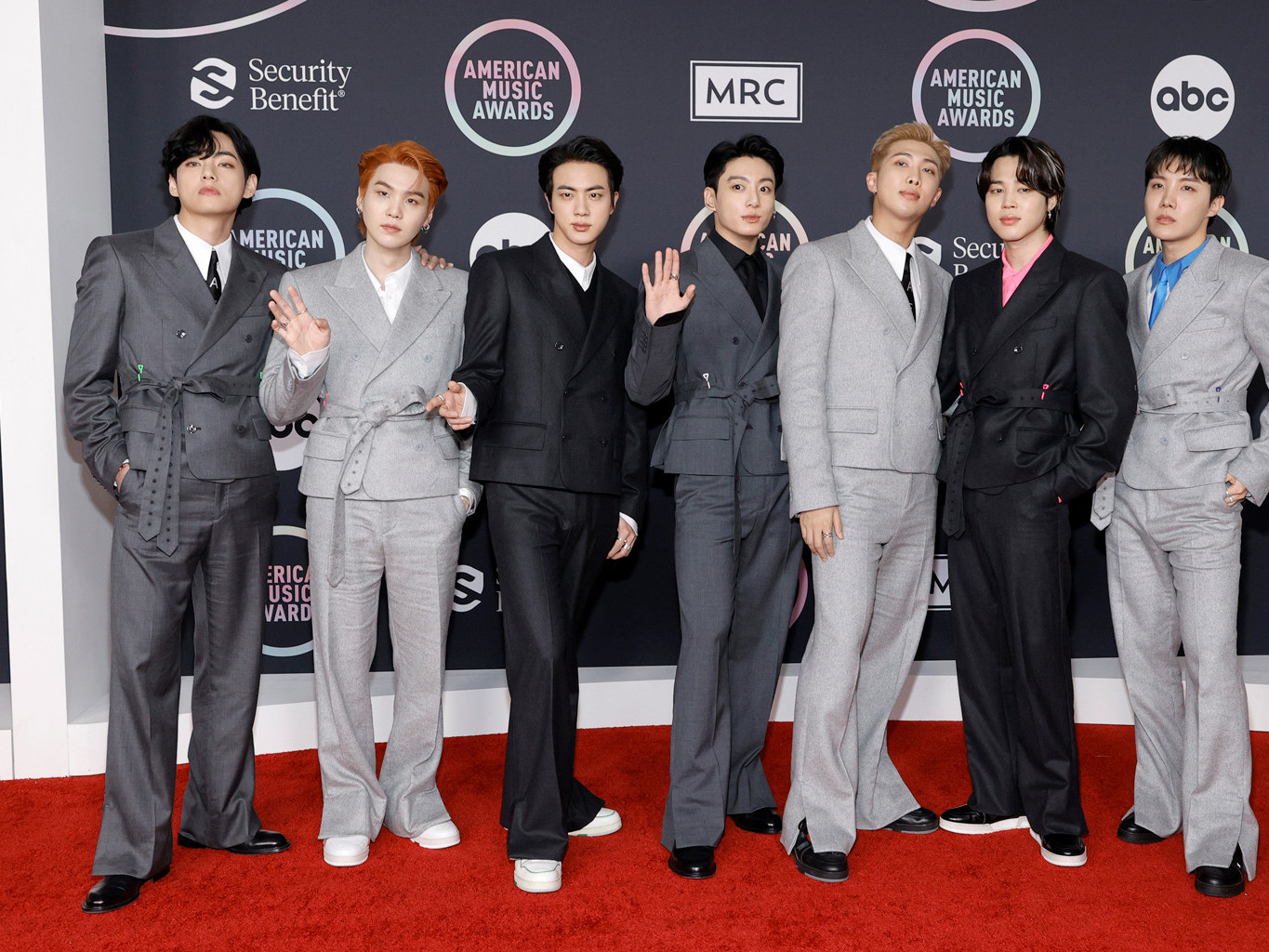 BTS хамтлаг хөлбөмбөгийн ДАШТ-ий финалын тоглолтын завсарлагааны шоунд оролцоно 