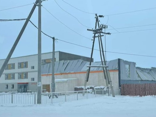 "Увсын "Эрдмийн эхлэл" сургуулийн спорт заалны татуурга тасарсан тул үйл ажиллагаагаа зогсоож засварлахаар нураасан" гэв